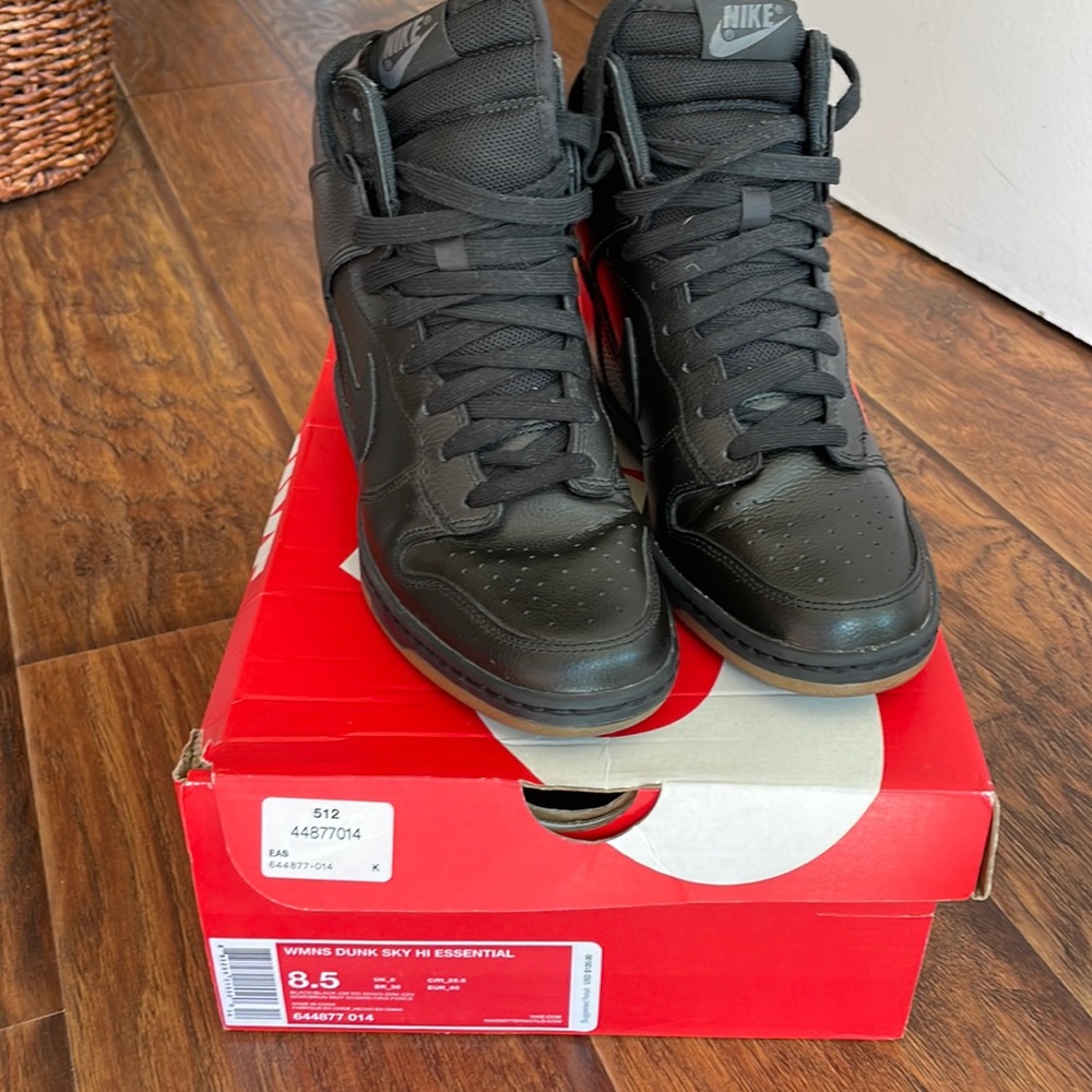 Nike Womens Dunk Sky Hi Essential